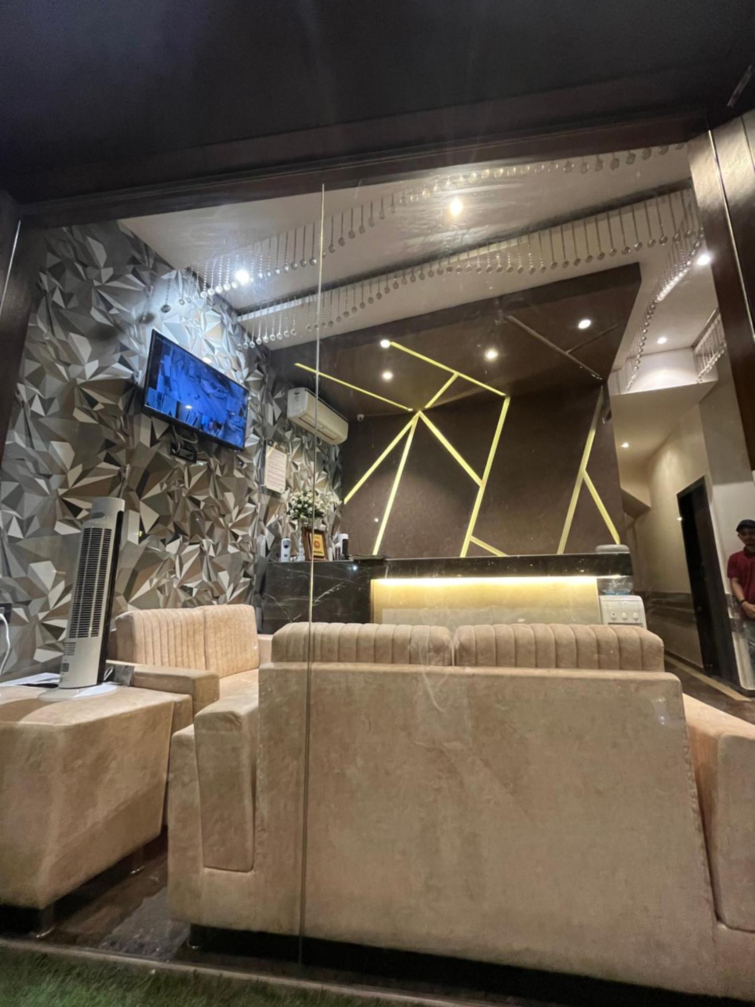 Hotel Meriton Mumbai International Airport T-2 エクステリア 写真