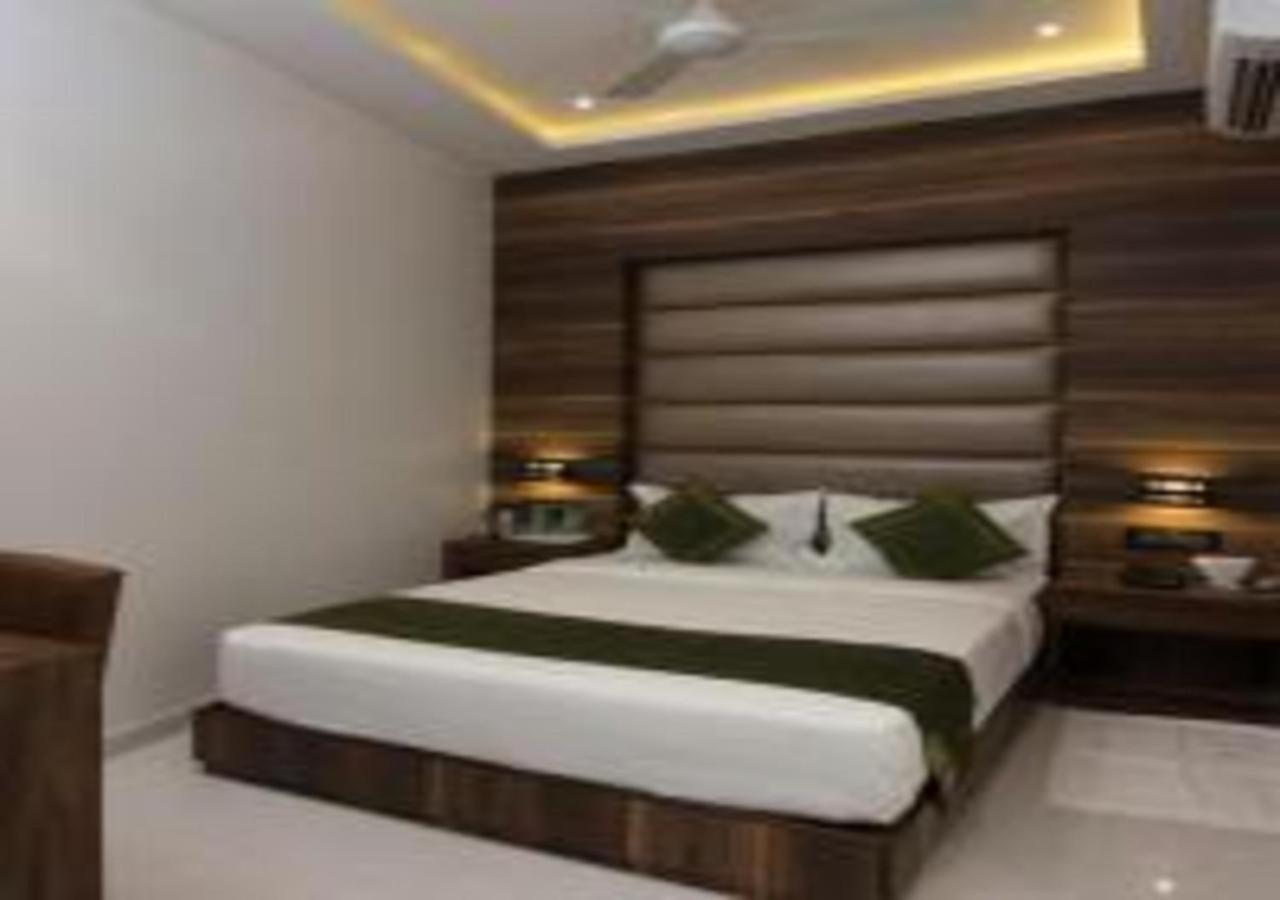 Hotel Meriton Mumbai International Airport T-2 エクステリア 写真