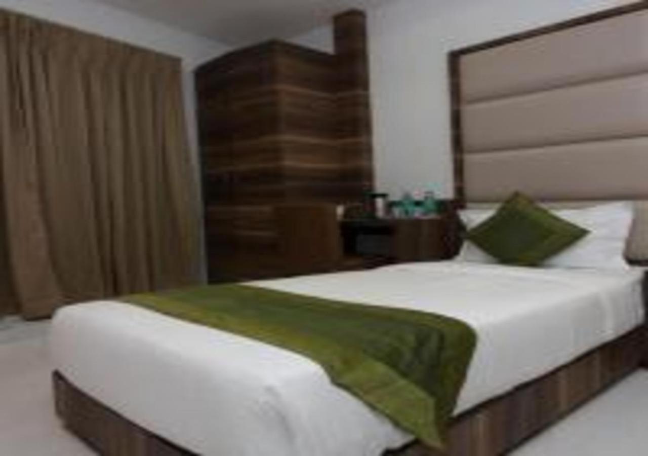 Hotel Meriton Mumbai International Airport T-2 エクステリア 写真