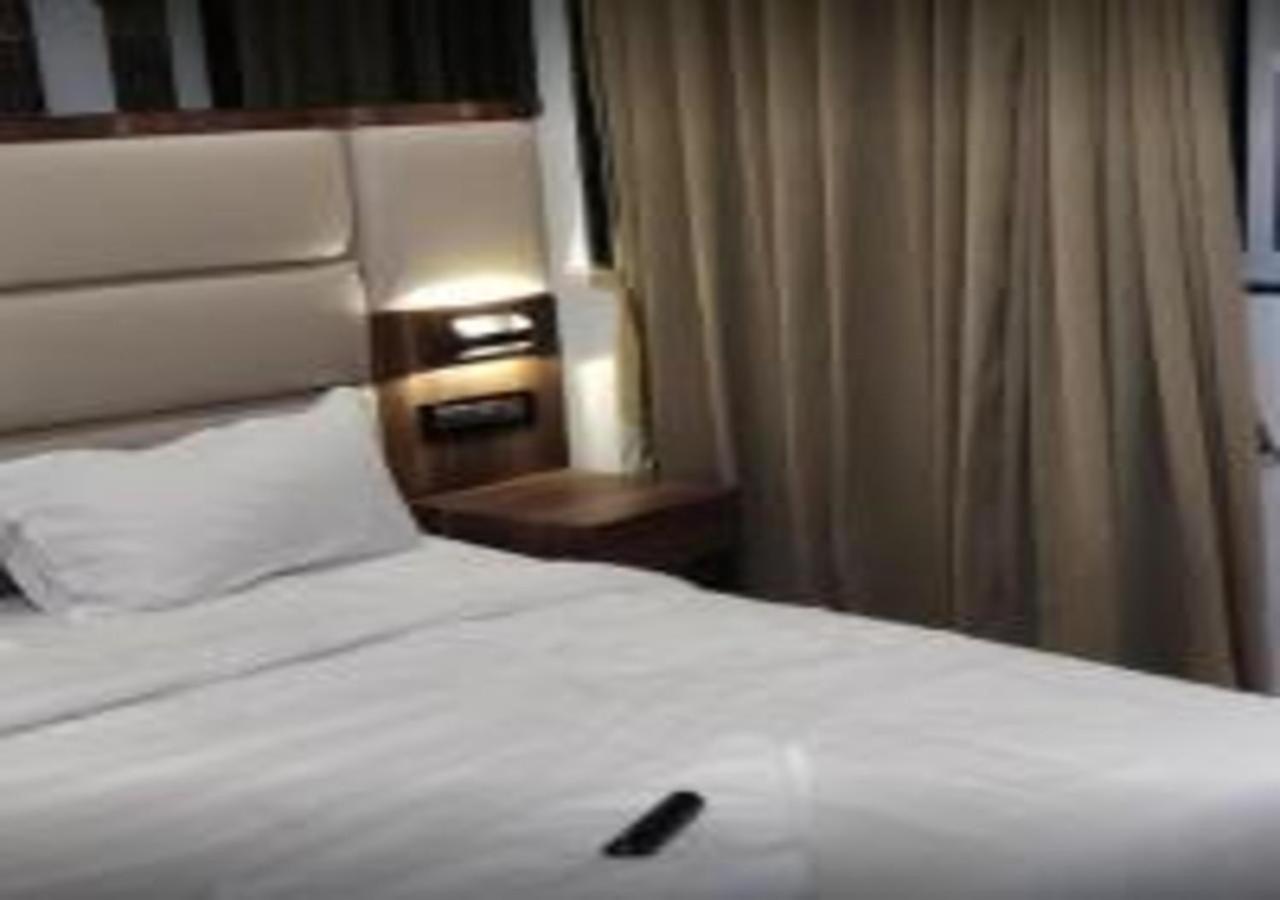 Hotel Meriton Mumbai International Airport T-2 エクステリア 写真